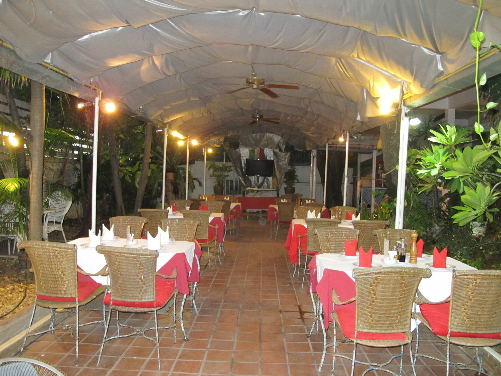 Valentino Restaurant & Guesthouse Pattaya Exterior foto